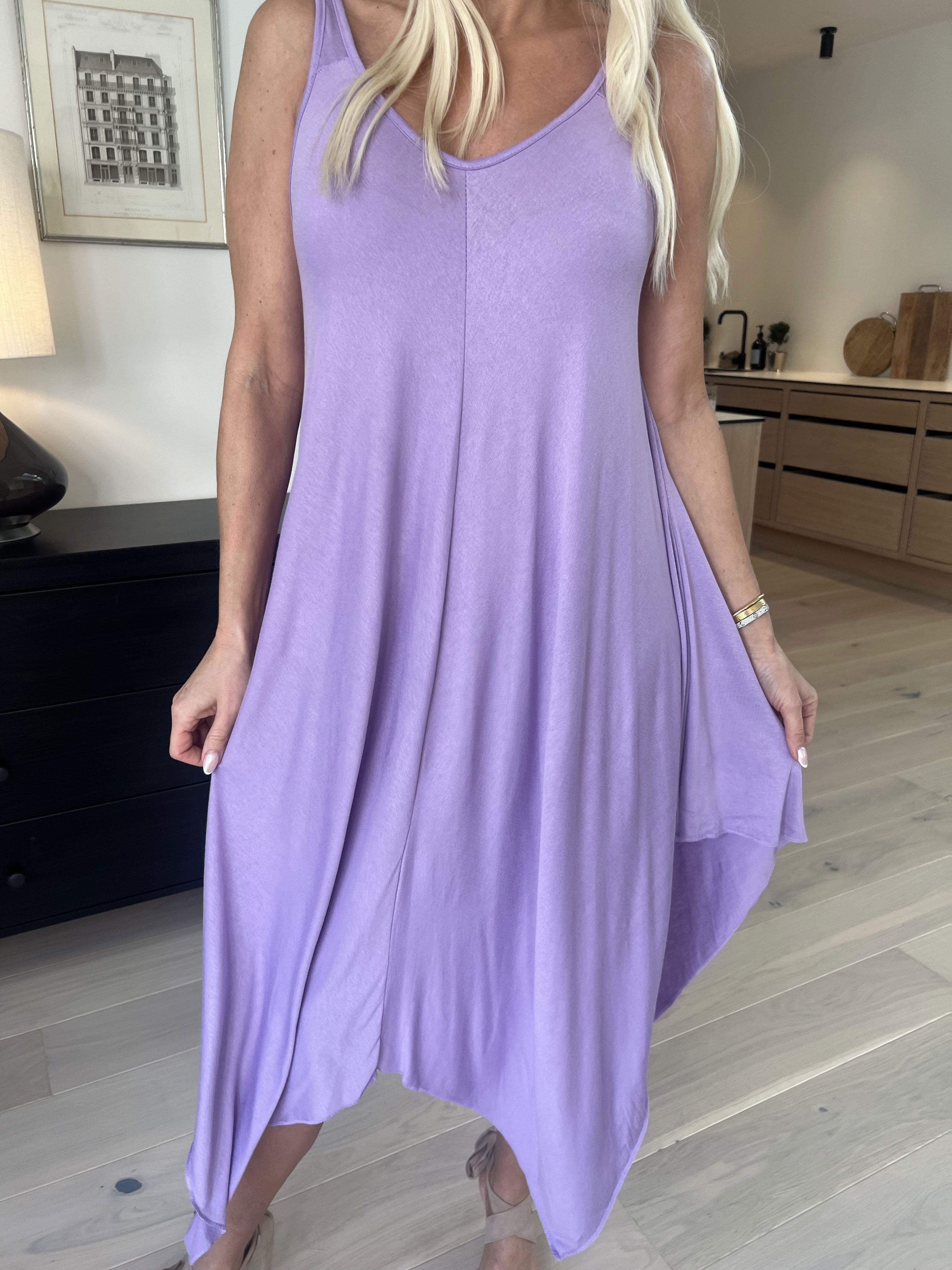 Veronica - Enfärgad sommarklänning med breda axelband